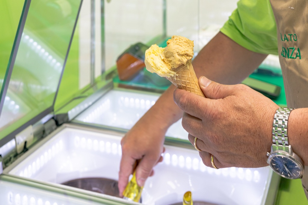 Preparazione artigianale del gelato SENZA
